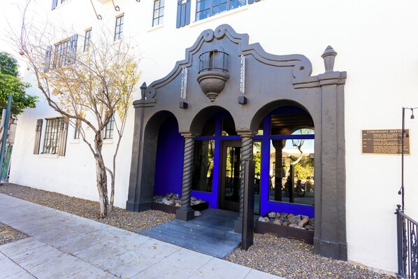 Exterior detail - Boho Haven with Free Parking, Wifi and King Bed, Walk to Clubs, U of A and Food (Tucson)