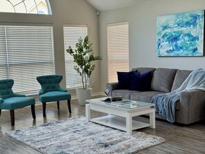 Smart TV, fireplace - Luxury house in best neighborhood-HERITAGE- Fort Worth/Alliance, plus workspace (Fort Worth)