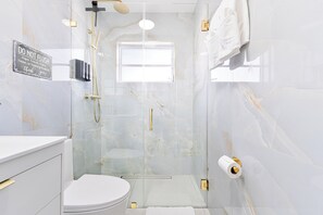 Een haardroger, handdoeken, shampoo, toiletpapier