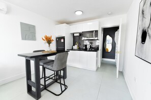 冷蔵庫、電子レンジ、コンロ、コーヒー / ティーメーカー