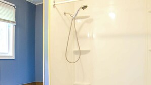 Un baño con inodoro, bañera y ducha.