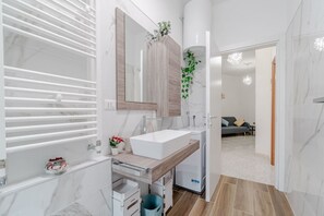 Douche, sèche-cheveux, bidet, serviettes fournies