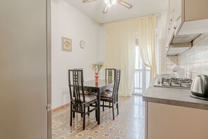 Kylskåp, mikrovågsugn, ugn och spishäll