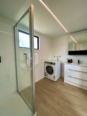 Shower, towels, toilet paper - The perfect Jacks Bay retreat (Hinahina)