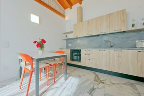 Fridge, oven, stovetop, coffee/tea maker