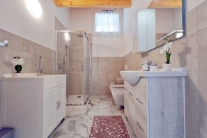 Shower, hair dryer, bidet, towels - S. Giustina House - cozy villa with shared garden (Arcugnano)