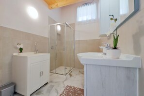 Dusche, Haartrockner, Bidet, Handtücher