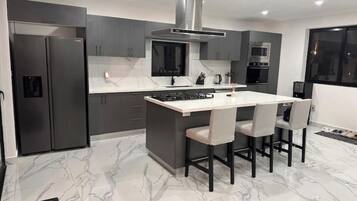 Micro-ondes, four, plaque de cuisson, lave-vaisselle