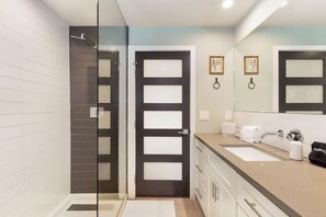 Douche, serviettes fournies