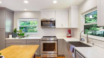 Fridge, microwave, stovetop, dishwasher