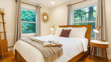 3 bedrooms, desk, iron/ironing board, travel crib