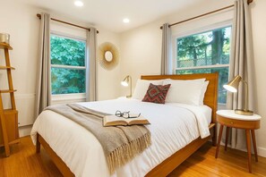 3 chambres, bureau, fer et planche à repasser, lit de bébé portatif