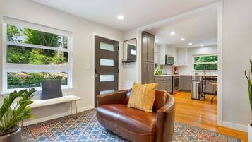 Televisión, chimenea, libros y oficina