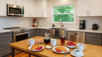 Fridge, microwave, stovetop, dishwasher