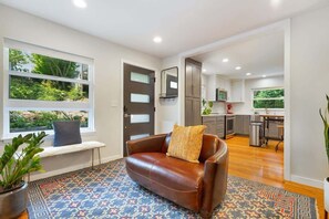 Televisión, chimenea, libros y oficina 