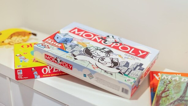 Monopoly-lautapelin pelilaatikko valkoisella alustalla.