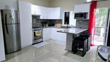 Microondas, horno, parrilla de estufa y cafetera y tetera