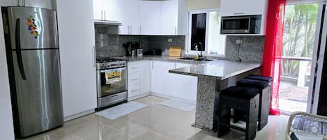 Microonde, forno, piano cottura, macchina per tè/caffè