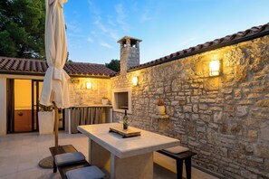 Outdoor dining - Villa Emilia-Antonia (Istria - Bale) (Bale)