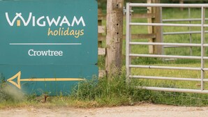 A sign for VIGWAM holidays pointing towards Crowtree.