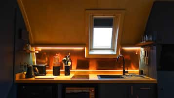 Coffee/tea maker, fridge, microwave, stovetop