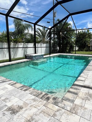 Una piscina al aire libre, una piscina climatizada