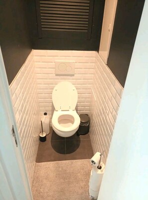 Haartrockner, Handtücher, Seife, Toilettenpapier