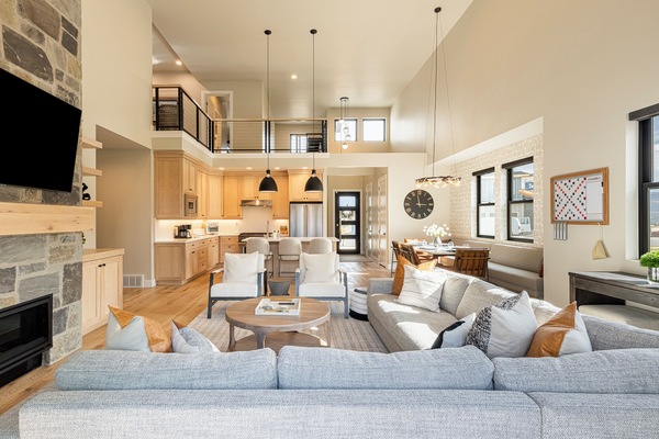 Smart TV, chimenea, futbolito, libros