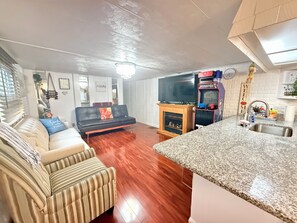 Smart TV, fireplace - Charming 3-bedroom remodeled mobile home with central AC, WiFi in Hummelstown (Hummelstown)