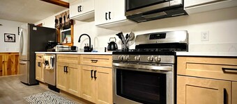 New 4BR Mtn Retreat w/Game Room, Fire Pit & Grill