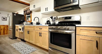New 4BR Mtn Retreat w/Game Room, Fire Pit & Grill
