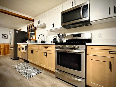 New 4BR Mtn Retreat w/Game Room, Fire Pit & Grill