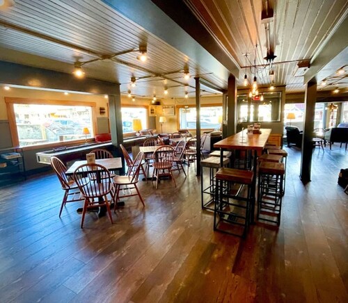 4BR Ski Home For 10 People w/Game Room -10 min to Loon