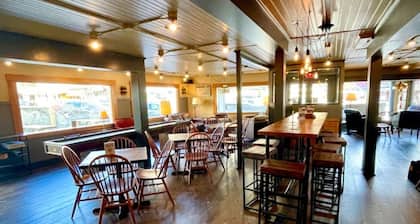 4BR Ski Home For 10 People w/Game Room -10 min to Loon