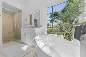 Een douche, een haardroger, handdoeken