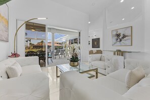 Smart TV - Experience Luxury- Gulf Access, Stunning Canal Views, Heated Pool- Villa Avalon - Roelens (Cape Coral)