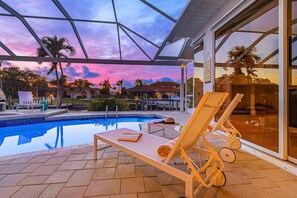 A heated pool - Experience Luxury- Gulf Access, Stunning Canal Views, Heated Pool- Villa Avalon - Roelens (Cape Coral)