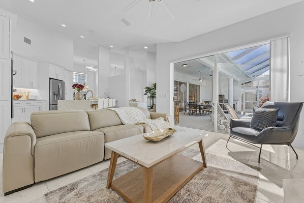 Smart TV - Experience Luxury- Gulf Access, Stunning Canal Views, Heated Pool- Villa Avalon - Roelens (Cape Coral)