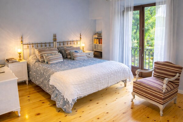 5 bedrooms, iron/ironing board, bed sheets