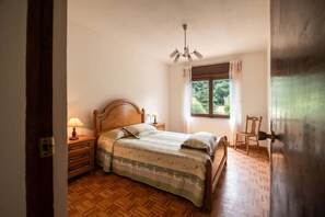 4 bedrooms, iron/ironing board, travel cot