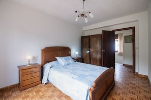 4 bedrooms, iron/ironing board, travel cot