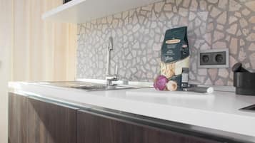 Een koelkast, een magnetron, een vaatwasser