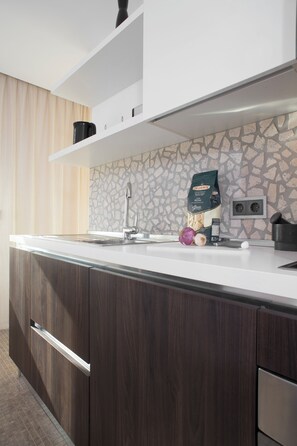 Fridge, microwave, dishwasher, coffee/tea maker