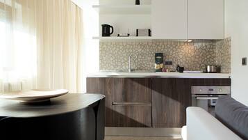 Réfrigérateur, micro-ondes, lave-vaisselle, cafetiÚre/bouilloire