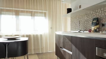 Een koelkast, een magnetron, een vaatwasser