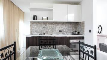 Micro-ondes, lave-vaisselle, cafetiĂšre/bouilloire