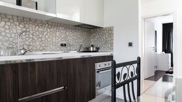 Microwave, dishwasher, coffee/tea maker, cookware/dishes/utensils