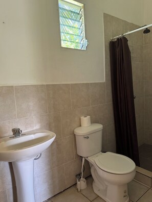 Dusche, HandtĂŒcher, Seife, Shampoo