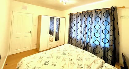 Charming Double bedroom in wonderful Dublin with free parking and WiFi