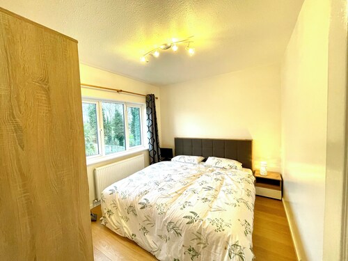 Charming Double bedroom in wonderful Dublin with free parking and WiFi